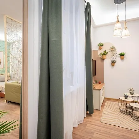 Tiny - Cozy, New, Ac * Boedapest